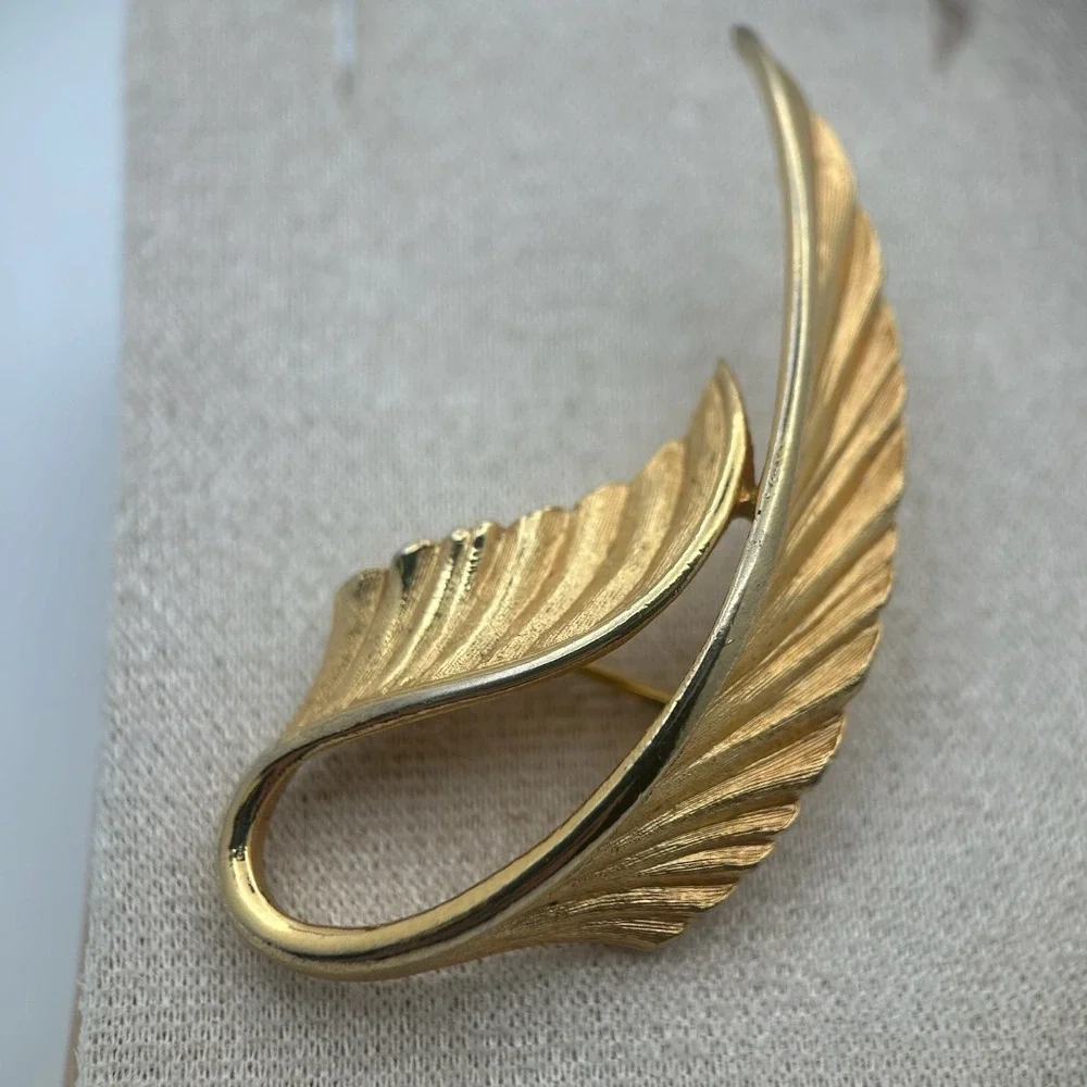 Vintage Brooch Gold Tone Leaf Elegant Curved Mid-Century Pin‎ Feather